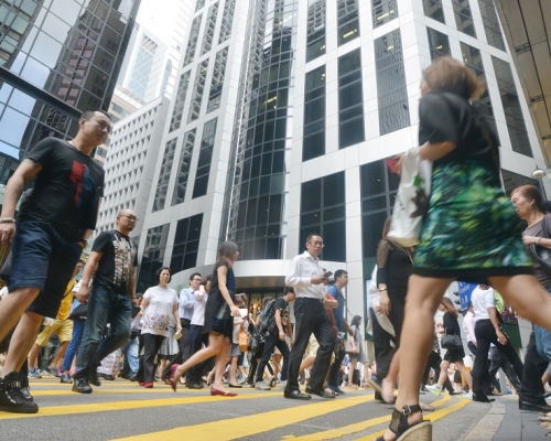 52%受訪在港僑居人士表示,來港後工時有所增加。資料圖片