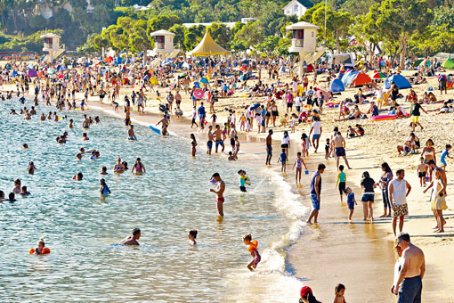 ■天氣酷熱,市民逼爆淺水灣沙灘。