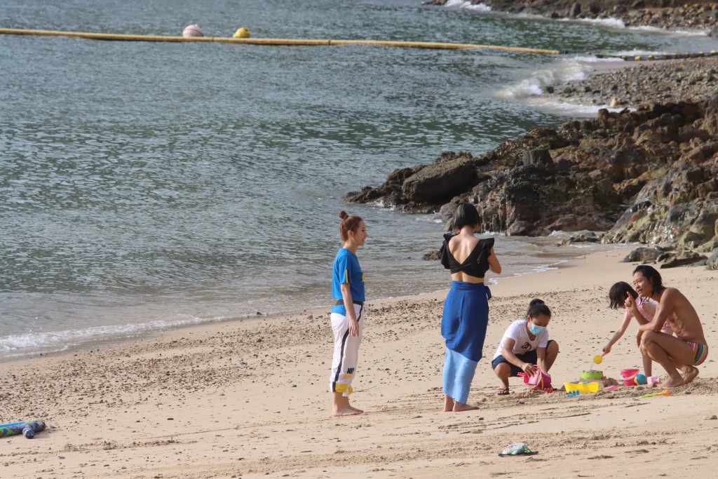 「前世情人」China已15歲，所以阿智見到契女心心即追住Selfie。