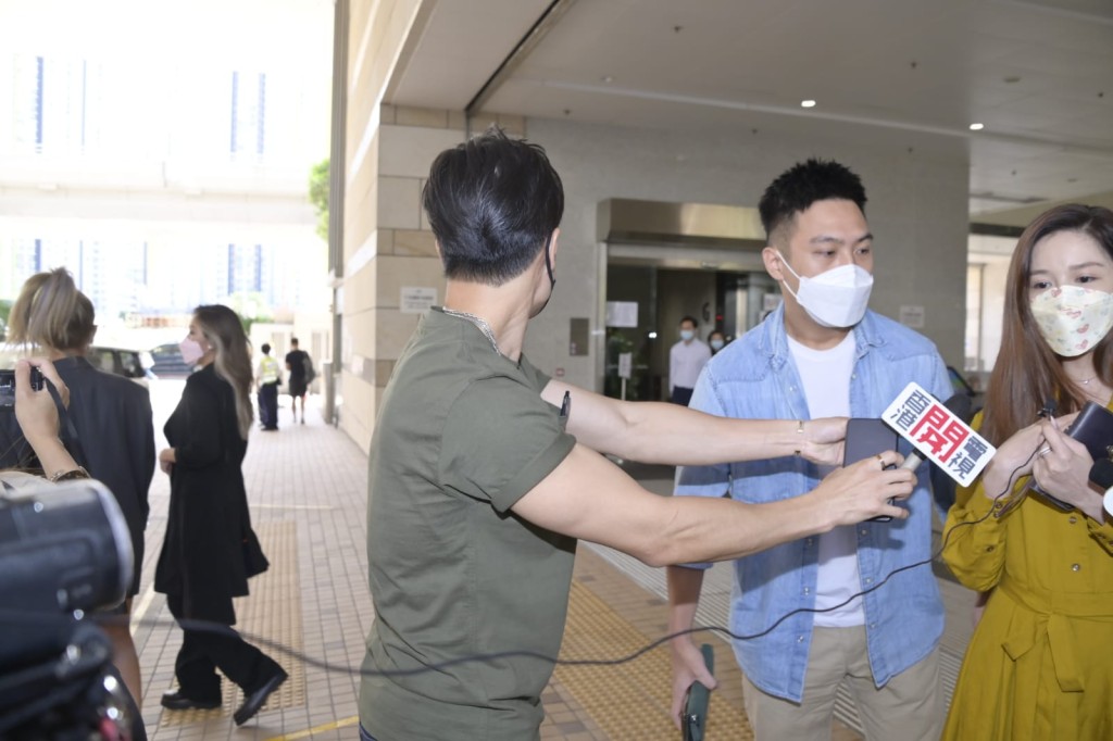 陳潔玲未有理會,仍然接受訪問。