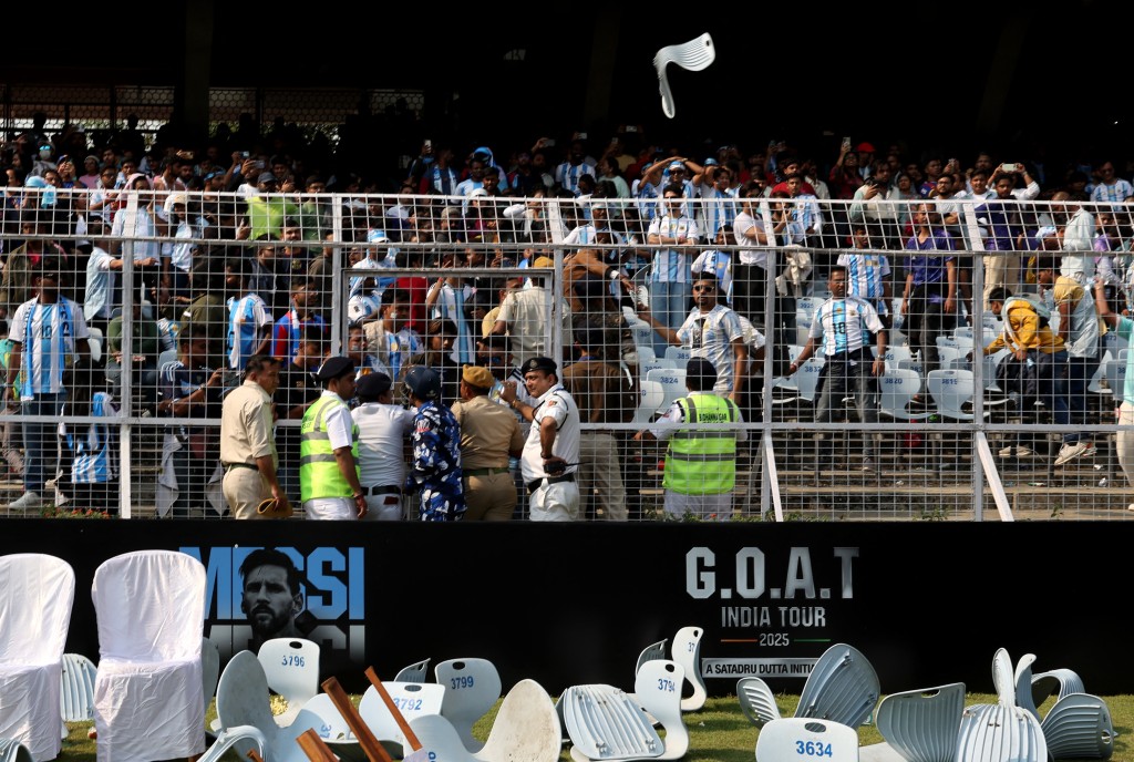 美斯印度行釀騷亂，8萬球迷無法看見怒毀球場喊「回水」。 路透社