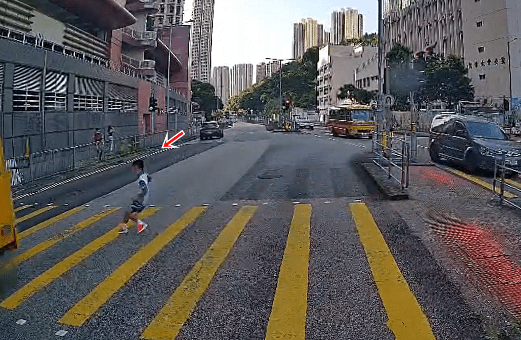 男童衝出馬路驚險過程。fb：香港交通及突發事故報料區