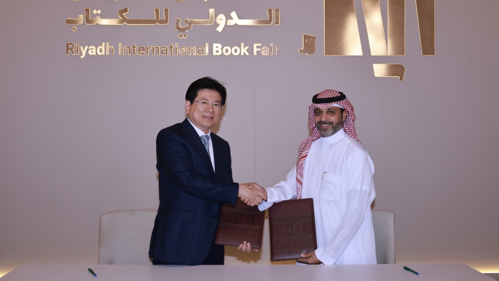 張建春與沙特文化部副大臣簽署一項文學、出版、翻譯領域的計劃。 新華社