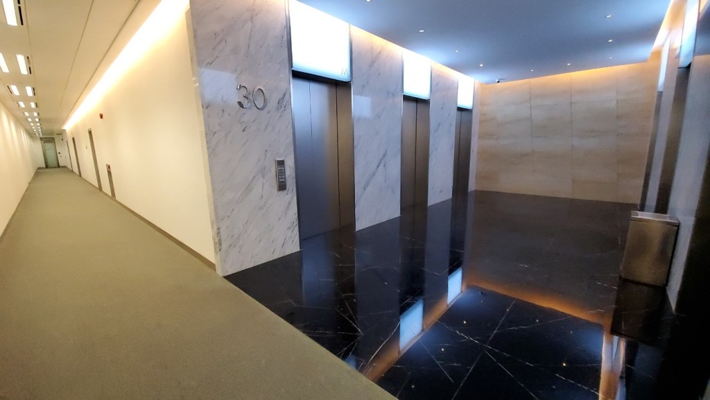 30楼电梯大堂如常。杨伟亨摄