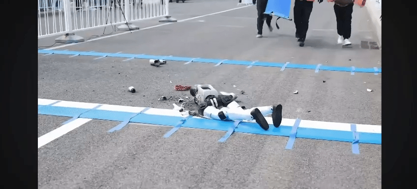 機械人瞬間解體。