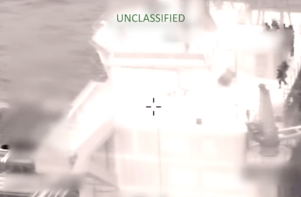 美军南方司令部在社交平台发放影片，展示周五黎明前在加勒比海扣押运油轮“奥利娜”号（Olina）的行动。