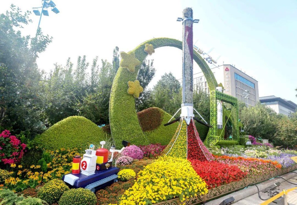 10组不同主题的立体花坛，分布北京长安街沿路，成为国庆打卡热点。央视