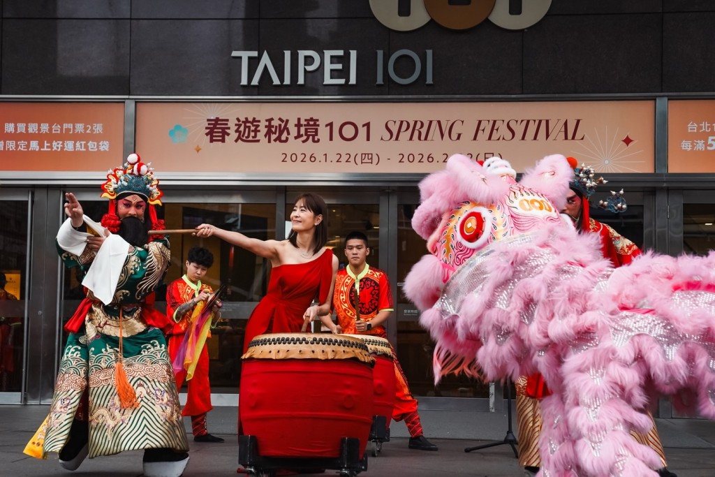 台北101美女董事长贾永婕因说一句“我们中国人过年穿大红色”，遭大量民进党支持者批评。facebook@贾永婕的跑跳人生