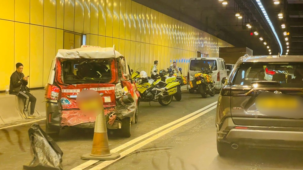 大圍隧道管道內四車相撞。網上圖片