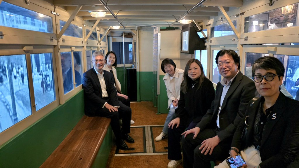 罗淑佩亲身到尖东历史博物馆，更坐上旧电车内影相留念。罗淑佩fb相片 