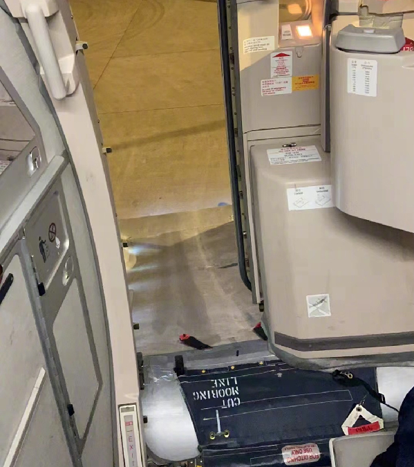 東航客機突放逃生滑梯，有傳原因與機組人員矛盾有關。