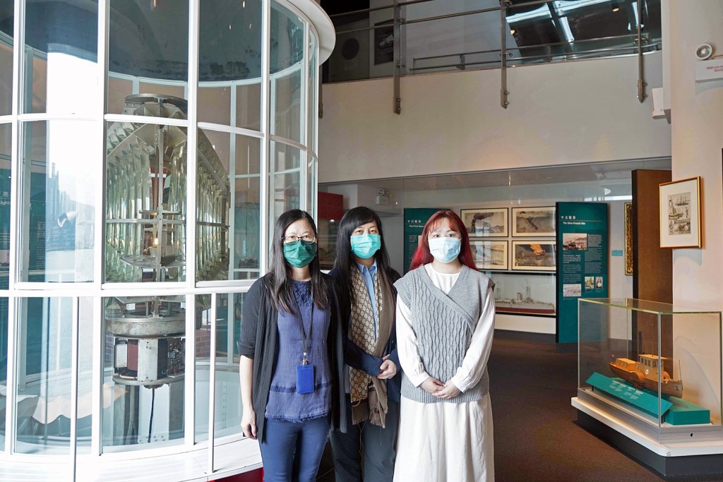 IVE李惠利院校跨學科學系講師區靜雯（左二）及海事博物館教育主管朱文燕（左一）。