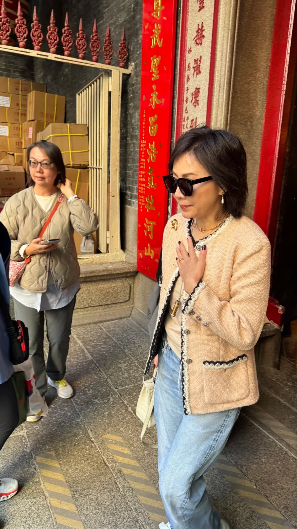 60歲「國際巨星」老婆文武廟拜神行頭嚇親網民簡約打扮竟值百萬結婚近廿年堅持不生育