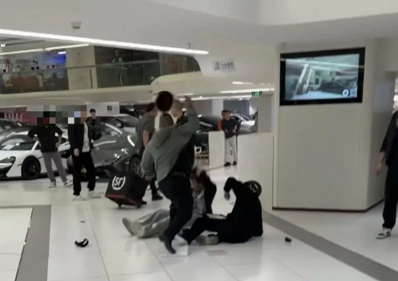 视频显示双方推搡中，铁铁有连续2次掐脖子的行为，随后爆发冲突，铁铁被打。