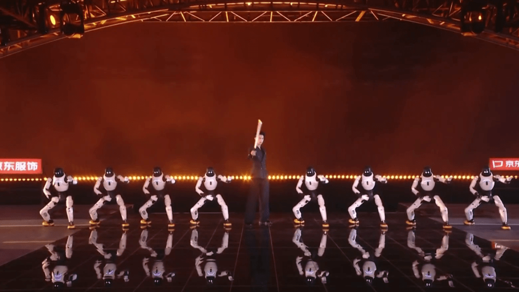 王鶴棣同台炸場，智元機械人靈犀X2亮相湖南衛視爆紅。