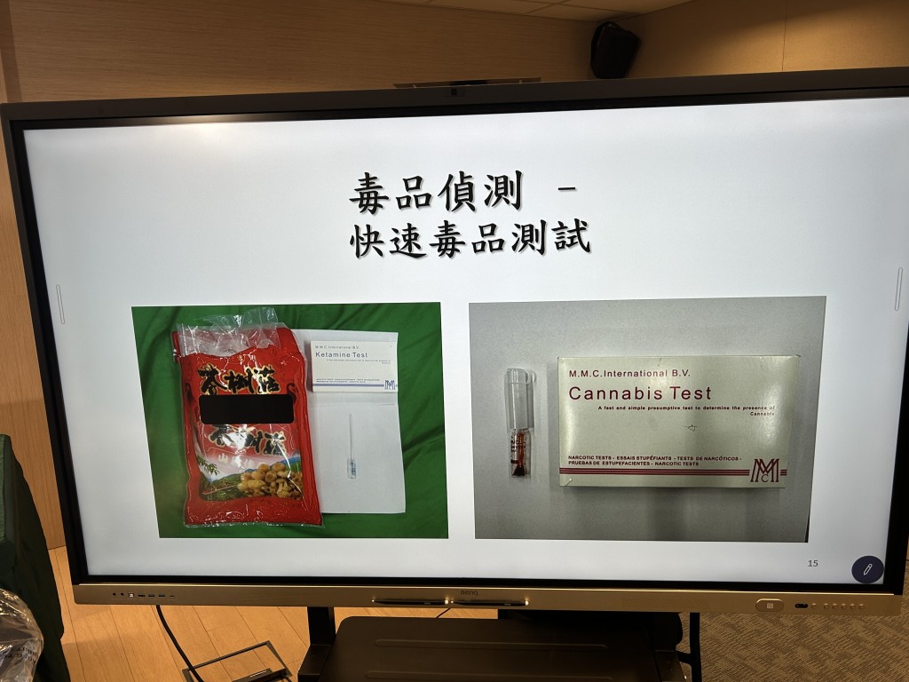 海關透過快速毒品測試,證實「茶樹菇」包裝內是氯胺酮。 海關透過快速毒品測試,證實「茶樹菇」包裝內是氯胺酮。