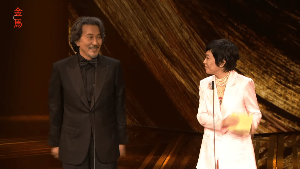 上屆金馬影后張艾嘉周日現身金馬獎，與今屆康城影展的日本影帝役所廣司頒發「最佳男主角」。