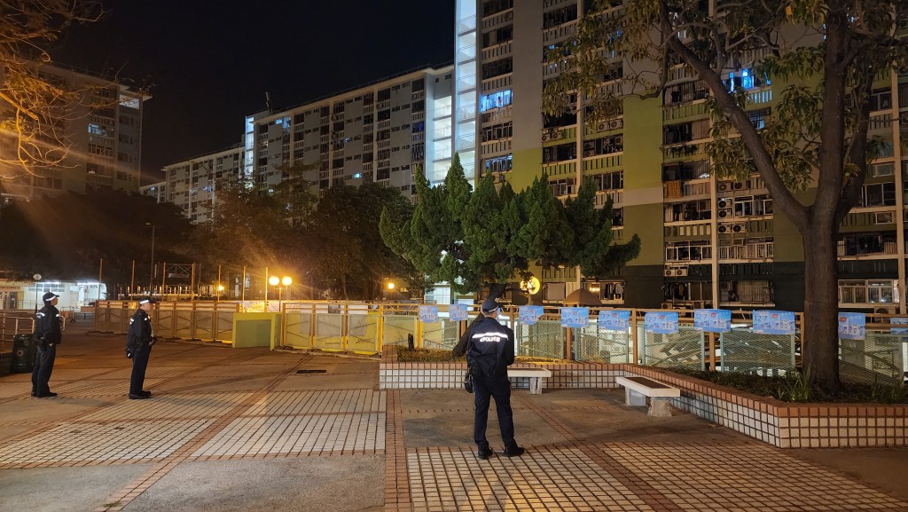 南山邨有選舉海報被撕毀，警員現場調查事件。