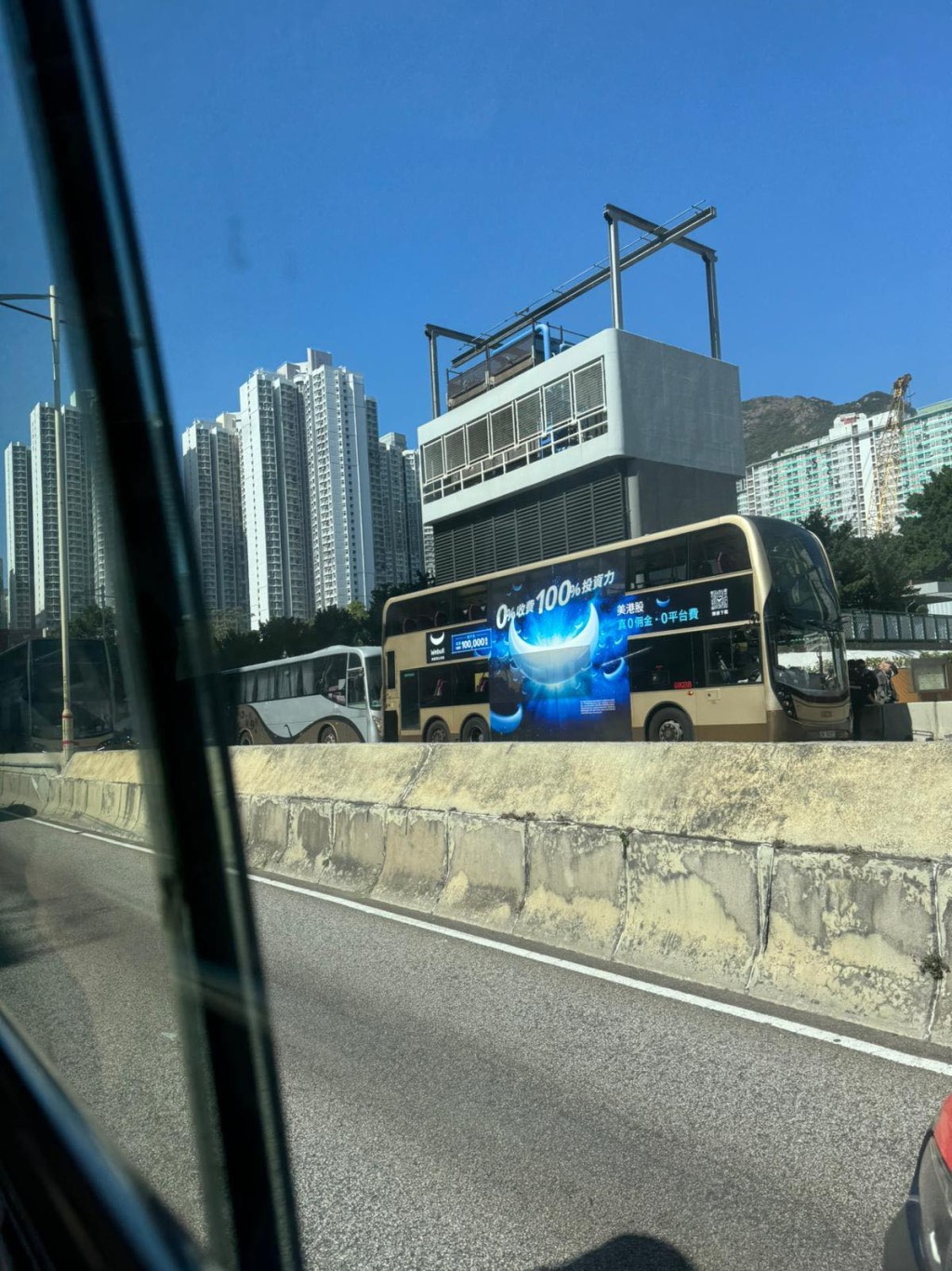 黃大仙龍翔道旅遊巴與巴士相撞。fb:車cam L(香港群組) 黃大仙龍翔道旅遊巴與巴士相撞。fb:車cam L(香港群組)