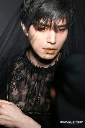李棟旭的黑色喱士look簡直比女生更美艷。