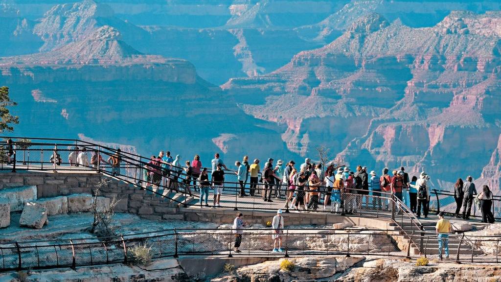 遊客在亞利桑那州遊覽大峽谷國家公園。 美聯社