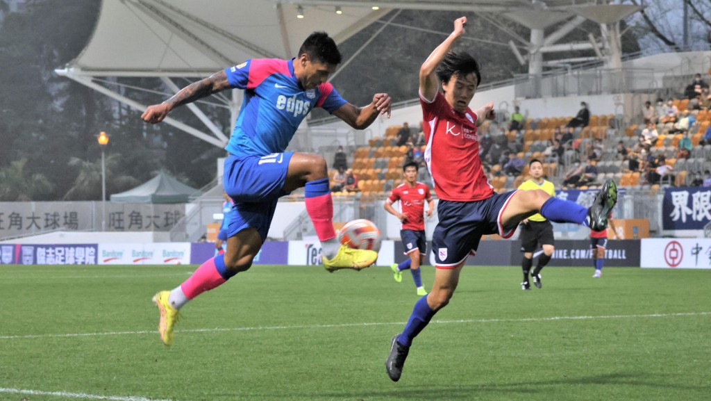 傑志(藍衫)以8球大勝香港U23。陸永鴻攝