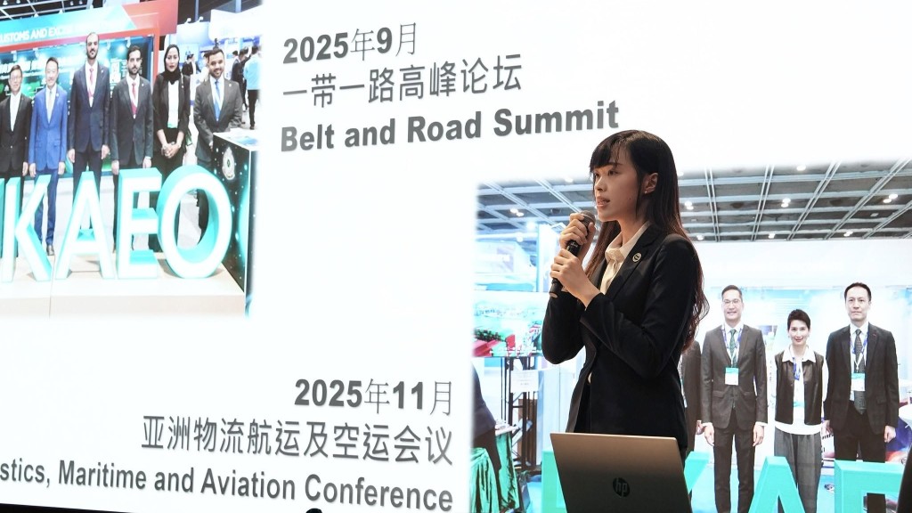 香港海關向「廈門大學法學及物流學系研學團」的參加者，介紹「香港認可經濟營運商(AEO)計劃」及「跨境一鎖計劃」特點。香港認可經濟營運商計劃fb