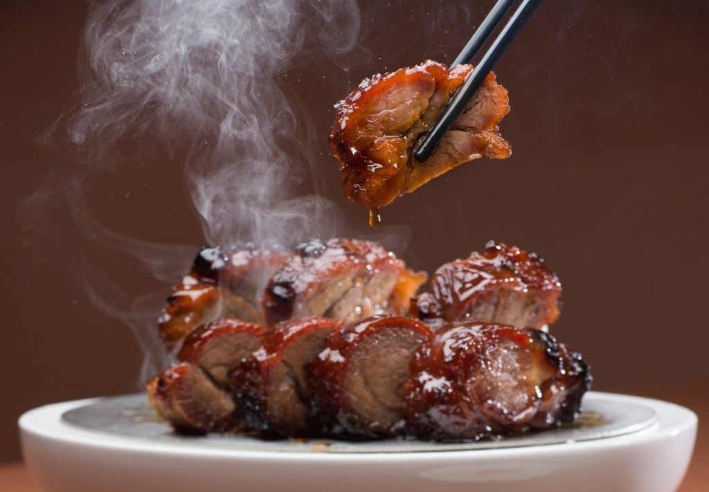 至尊蜜汁黑豚叉燒——嚴選黑毛豬以傳統炮製蜜汁叉燒的方法烹飪而成，口感甜美鮮香，肉質嫩滑有彈性。