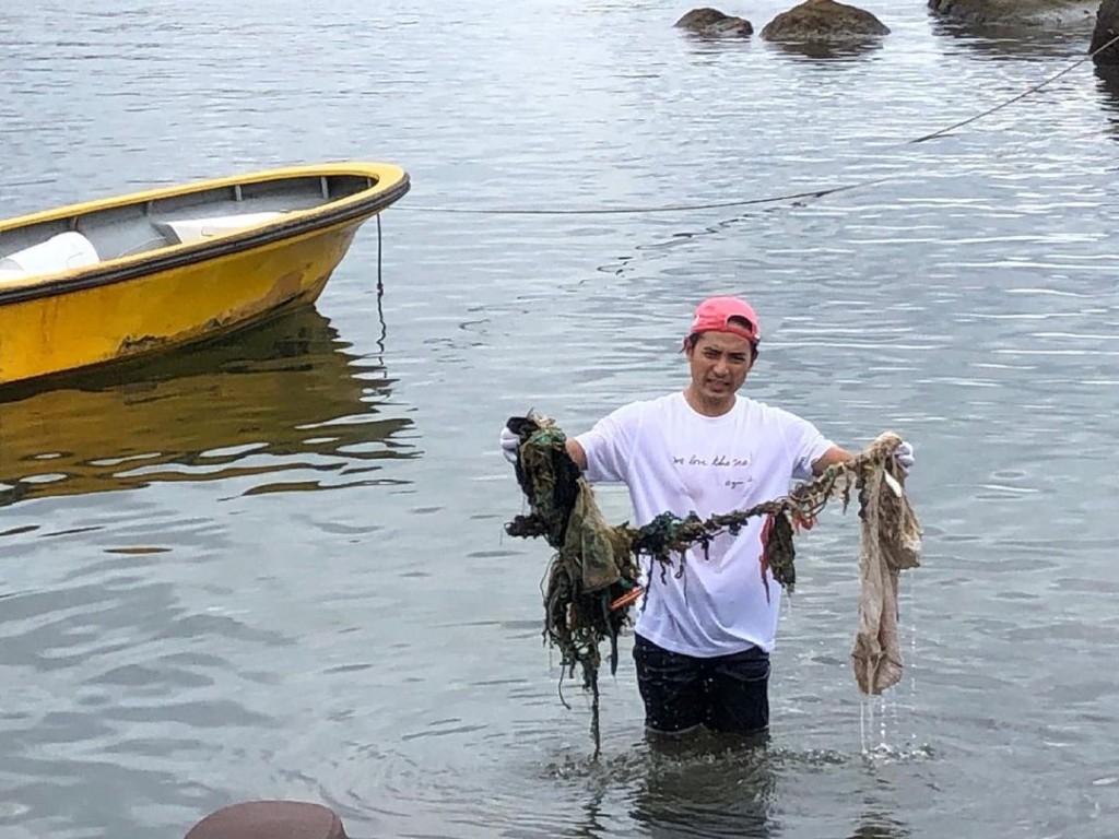 積極推動環保的Alex,身體力行早前幫手清理海底垃圾。