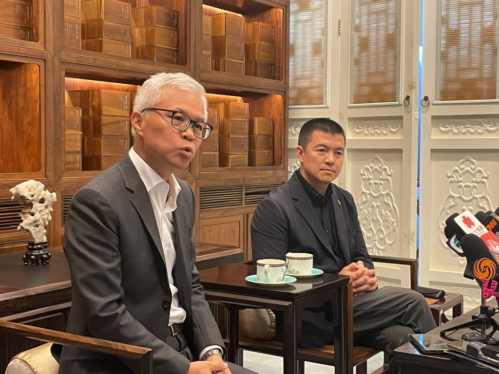 香港故宮文化博物館館長吳志華（左）和北京故宮博物院常務副院長婁瑋（右），在結束「雙城青年文化人才交流計劃」學生參觀後會見傳媒。謝宗英攝