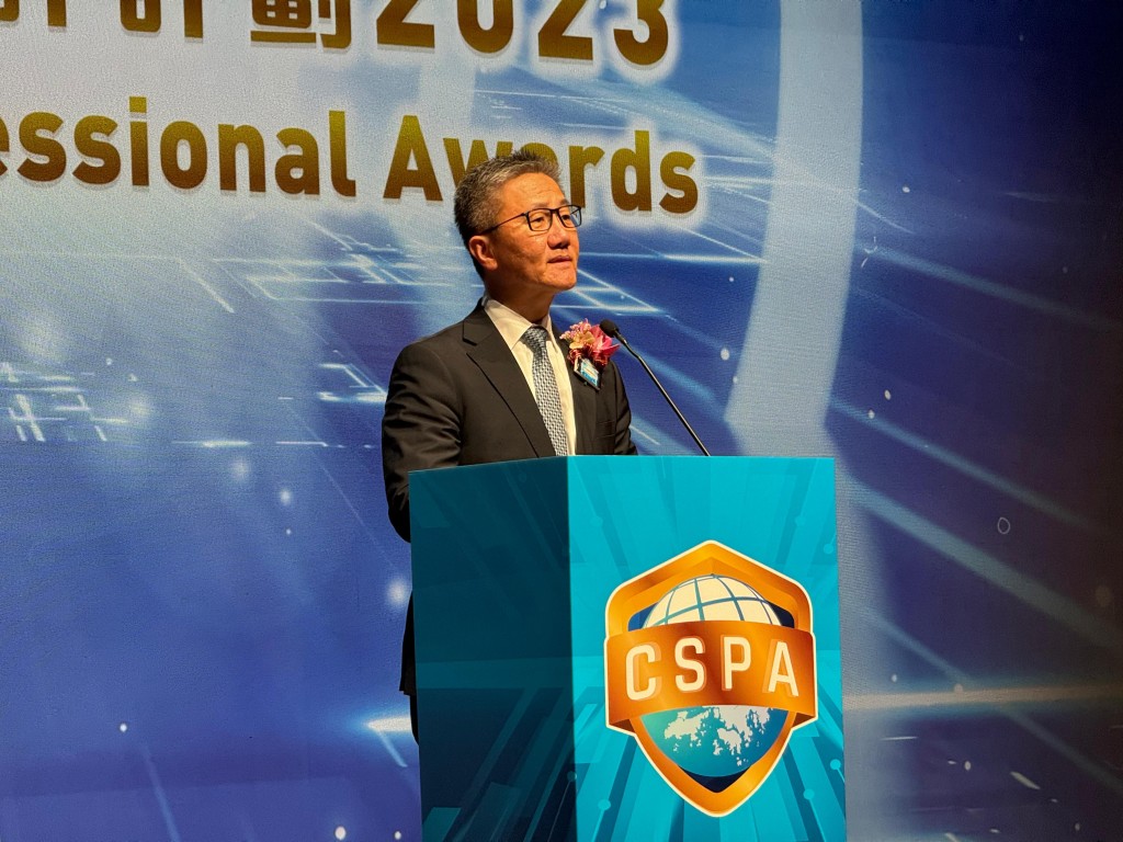 警務處處長蕭澤頤在「網絡安全精英嘉許計劃2023 」頒獎典禮致開幕詞。