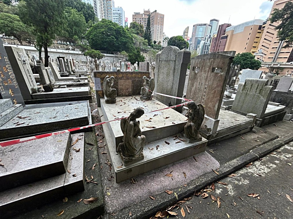 林黛墳墓石板上疑有一些油漆遮蓋塗鴉的痕跡。曾志恆攝 林黛墳墓石板上疑有一些油漆遮蓋塗鴉的痕跡。曾志恆攝