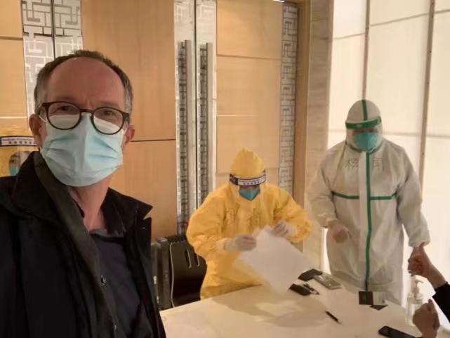 達薩克結束隔離時與醫護人員合影。社交媒體圖片