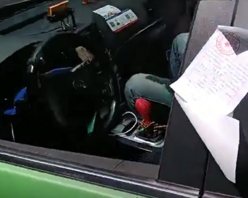 西安一名的士司機車內猝死仍被交警貼罰單。