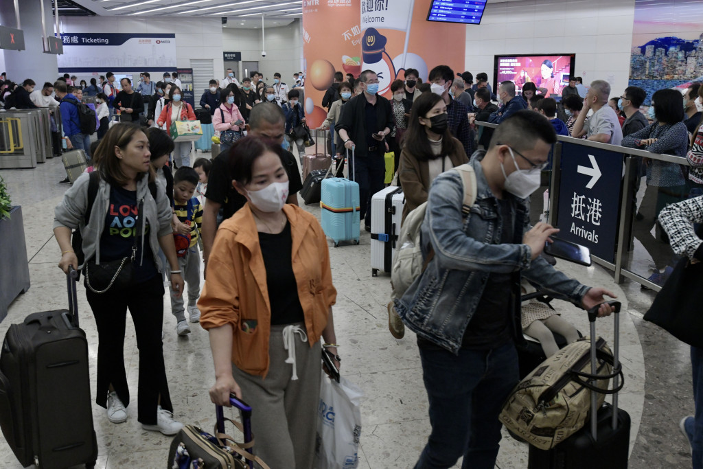 交通方便造就港人北上消費成為潮流，林鎮鴻稱，甚至有港人北上就業發展，不少人擔憂香港人口會有流失，但這是零售業的問題而非地產商。