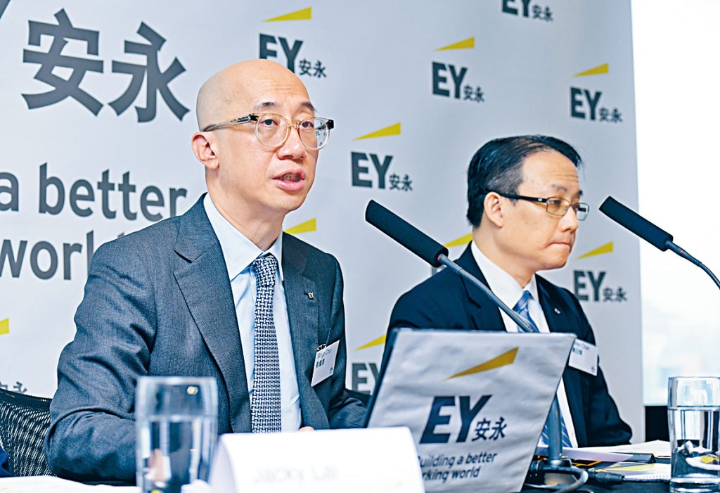 安永亞太區上市服務主管合夥人蔡偉榮(左)。