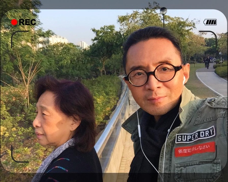 林利現時沒拖拍，最愛跟媽媽二人行。