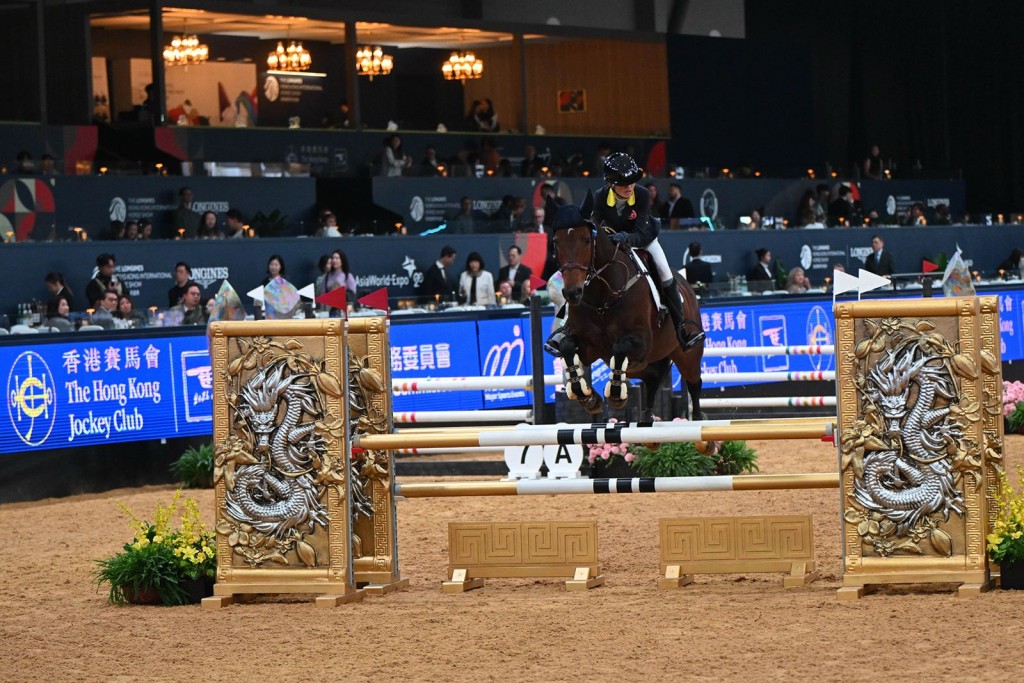 馬會青少年馬術隊成員王嘉莉參加首天舉行的「香港賽馬會亞洲青年挑戰賽」，榮獲季軍。