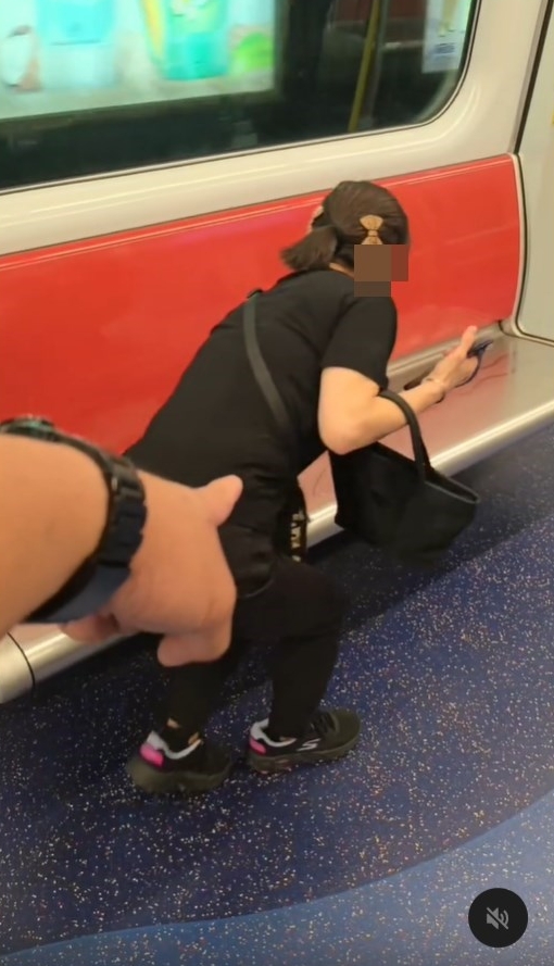 被直斥其非後,馬尾女默默轉身彎腰,出手 左左右右把座椅上的指甲碎掃落地。於是有 網民指「個阿姐無發爛渣,仲有撥返的指甲 落地,已經係神蹟。好多都後吊轉頭話係『 厚多士』(好多事)」。Threads截圖 被直斥其非後,馬尾女默默轉身彎腰,出手 左左右右把座椅上的指甲碎掃落地。於是有 網民指「個阿姐無發爛渣,仲有撥返的指甲 落地,已經係神蹟。好多都後吊轉頭話係『 厚多士』(好多事)」。Threads截圖