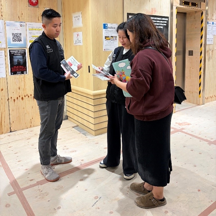 入境处派员及宣传车到上水一座新落成屋苑，宣传反黑工讯息。