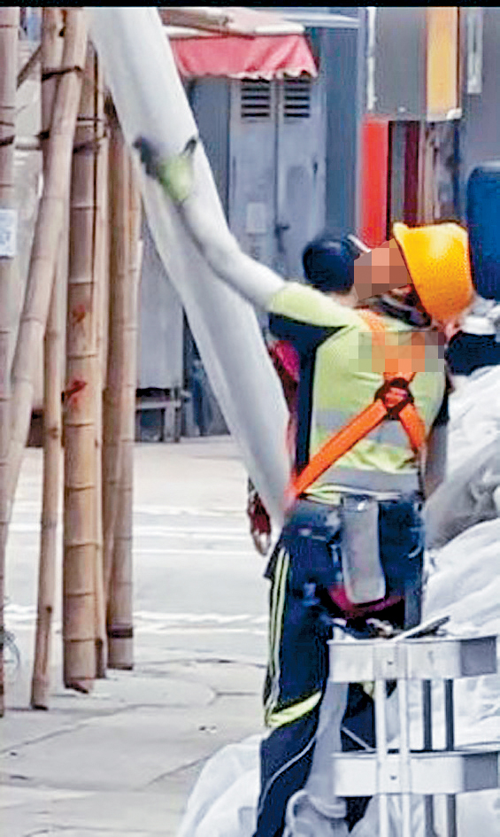 有地盤工人邊吸煙邊在地面位置拆除棚網，引來網民指責。