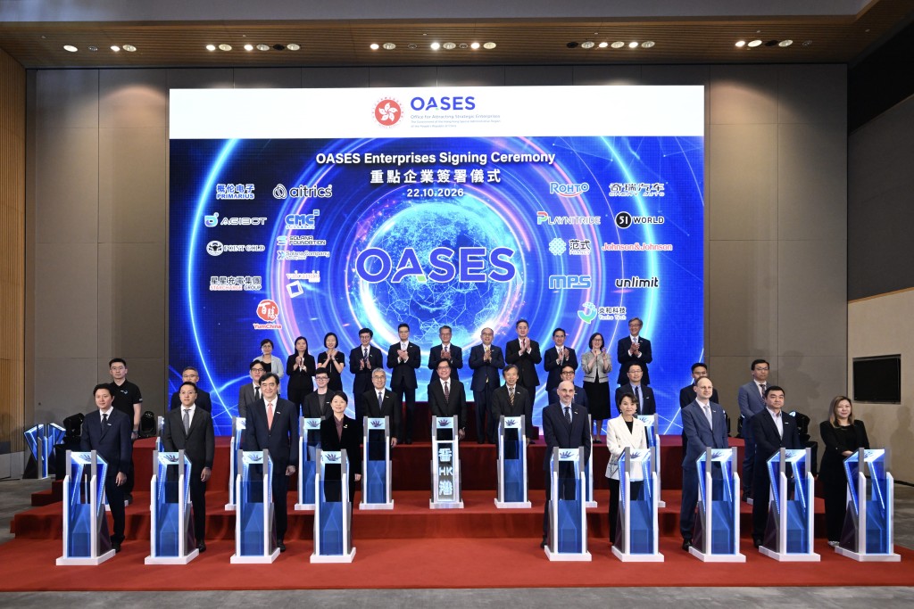 陳茂波上周出席重點企業簽署儀式,並和其他有關官員一同見證與重點企業代表進行電子簽署儀式。陳茂波網誌 陳茂波上周出席重點企業簽署儀式,並和其他有關官員一同見證與重點企業代表進行電子簽署儀式。陳茂波網誌
