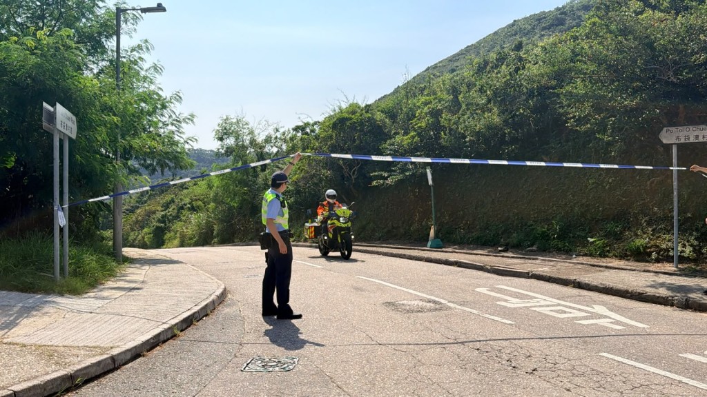 警方封路以便救援。 警方封路以便救援。