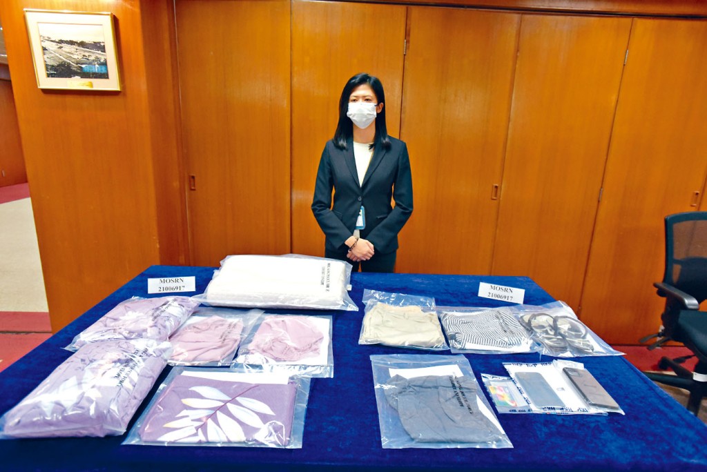 ■吳芷盈女督察講述破案經過並展示證物。