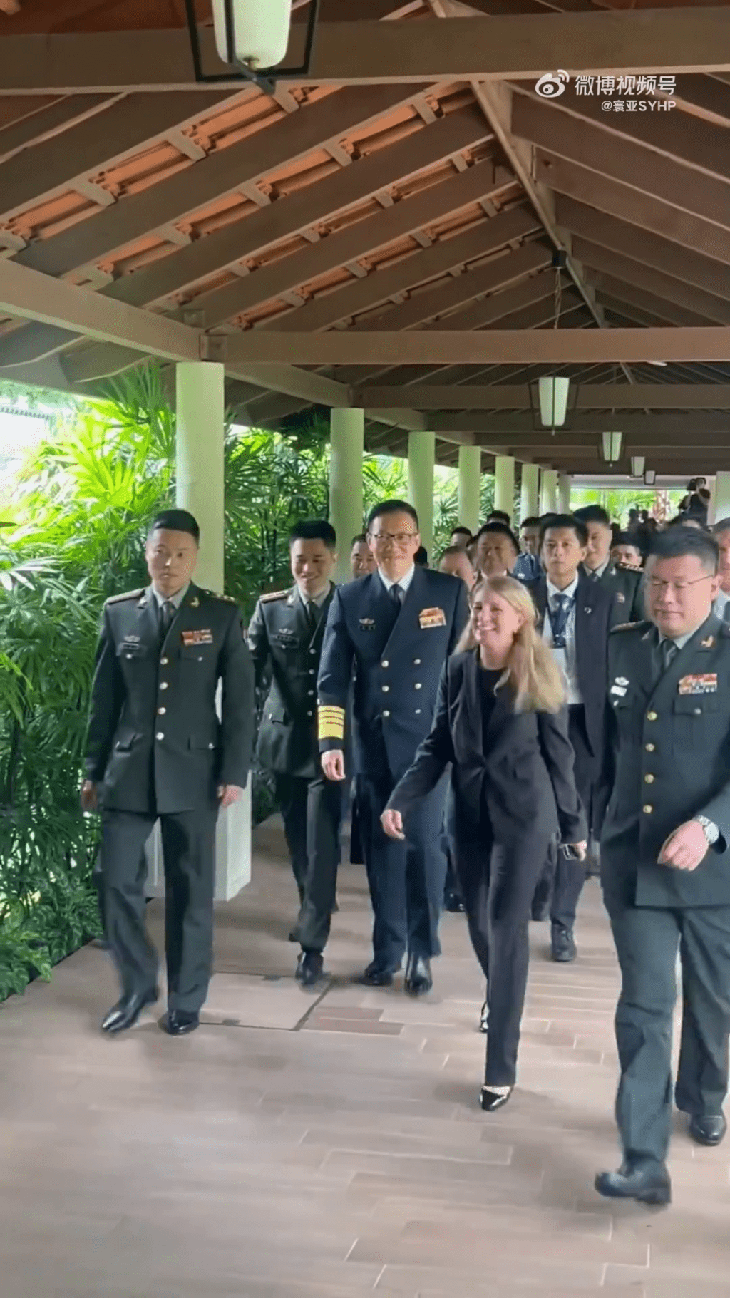 中美防长会晤，中国防长董军入场。