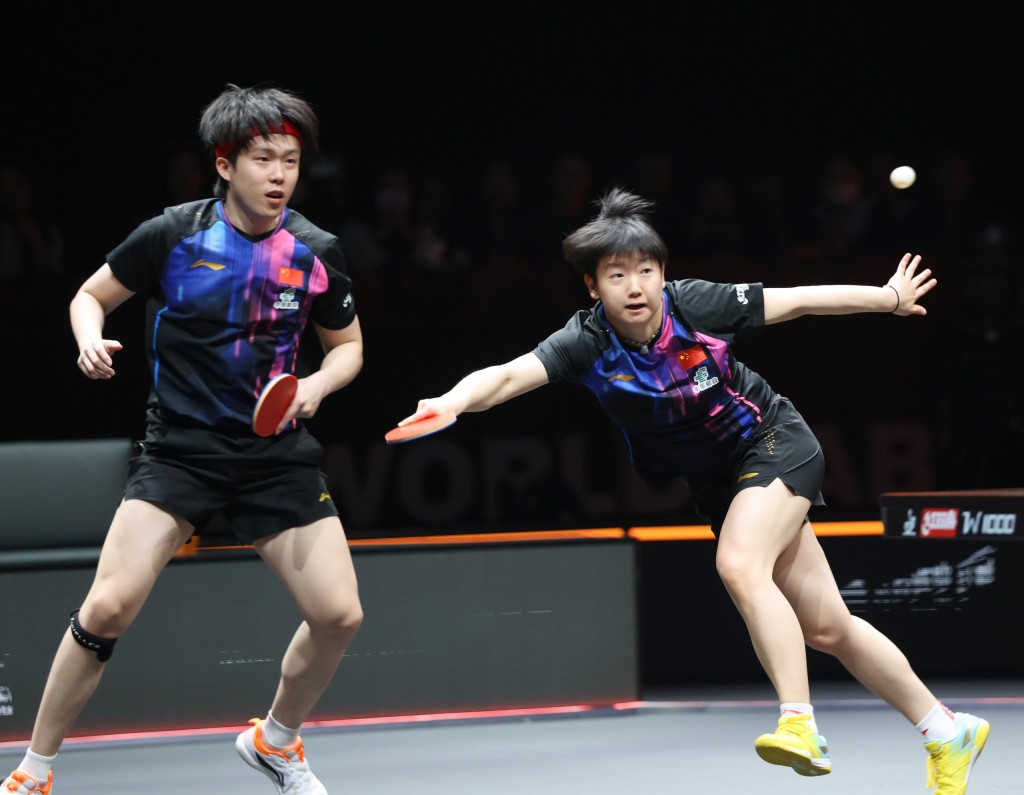 莎莎跟王楚欽在下午的混雙賽四強,身體還是好好的。徐嘉華攝 莎莎跟王楚欽在下午的混雙賽四強,身體還是好好的。徐嘉華攝