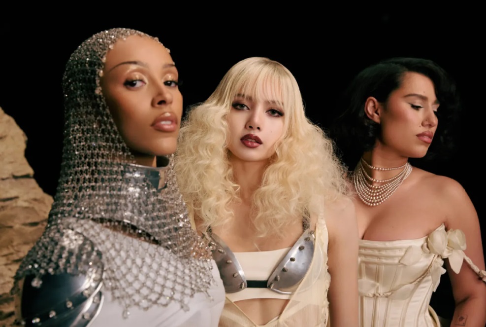 Lisa與Doja Cat、Raye合唱的《Born Again》亦創出佳績。