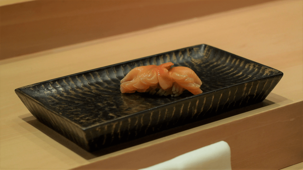 每件壽司約10克，跟上面的海鮮比例剛剛好。