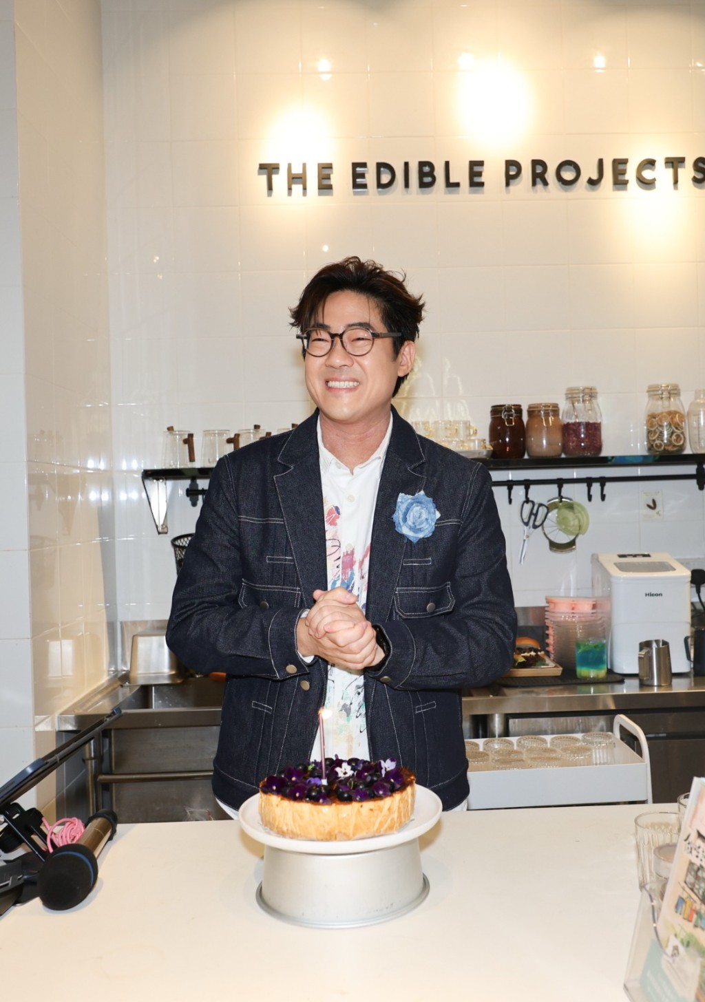 4月2號為Ramon生日,歌迷順道於畫展開幕日慶祝。 4月2號為Ramon生日,歌迷順道於畫展開幕日慶祝。