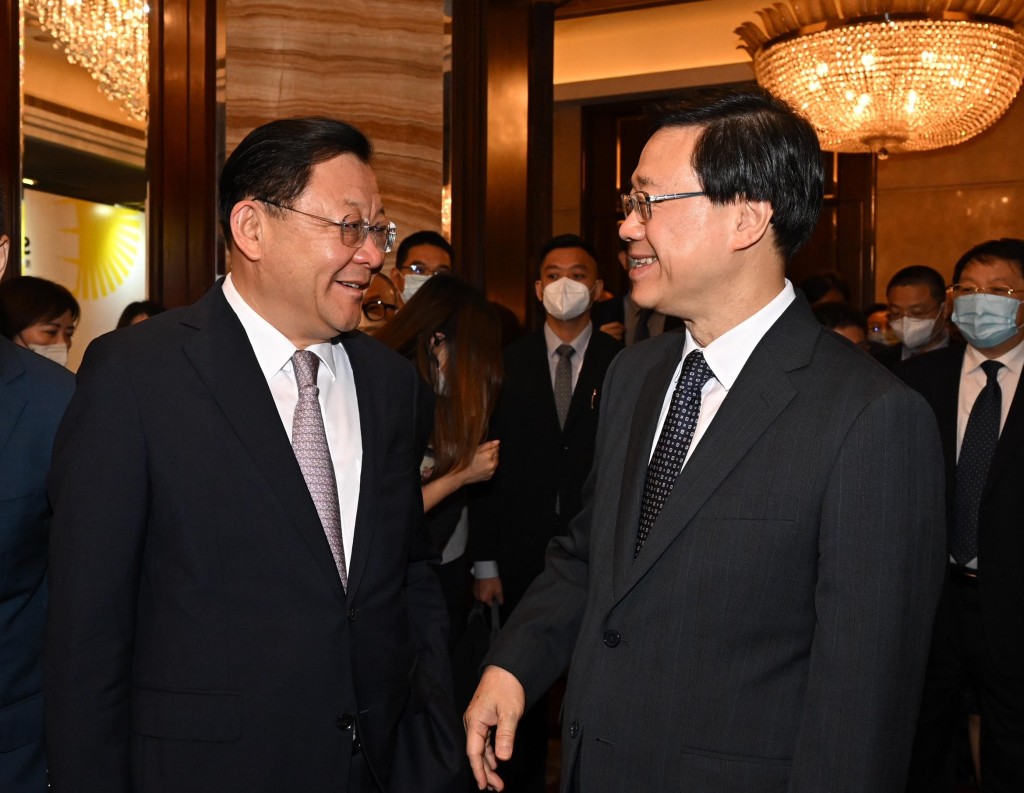 李家超（右）和廣東省省長王偉中（左）共同出席活動。政府新聞處圖片
